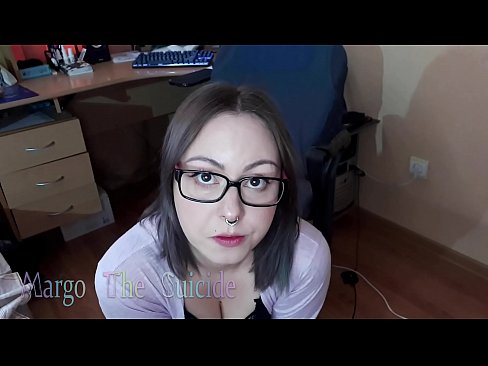 ❤️ Suíonn Cailín Sexy le Gloiní Dildo go domhain ar an gCeamara Sluts linn ❌️